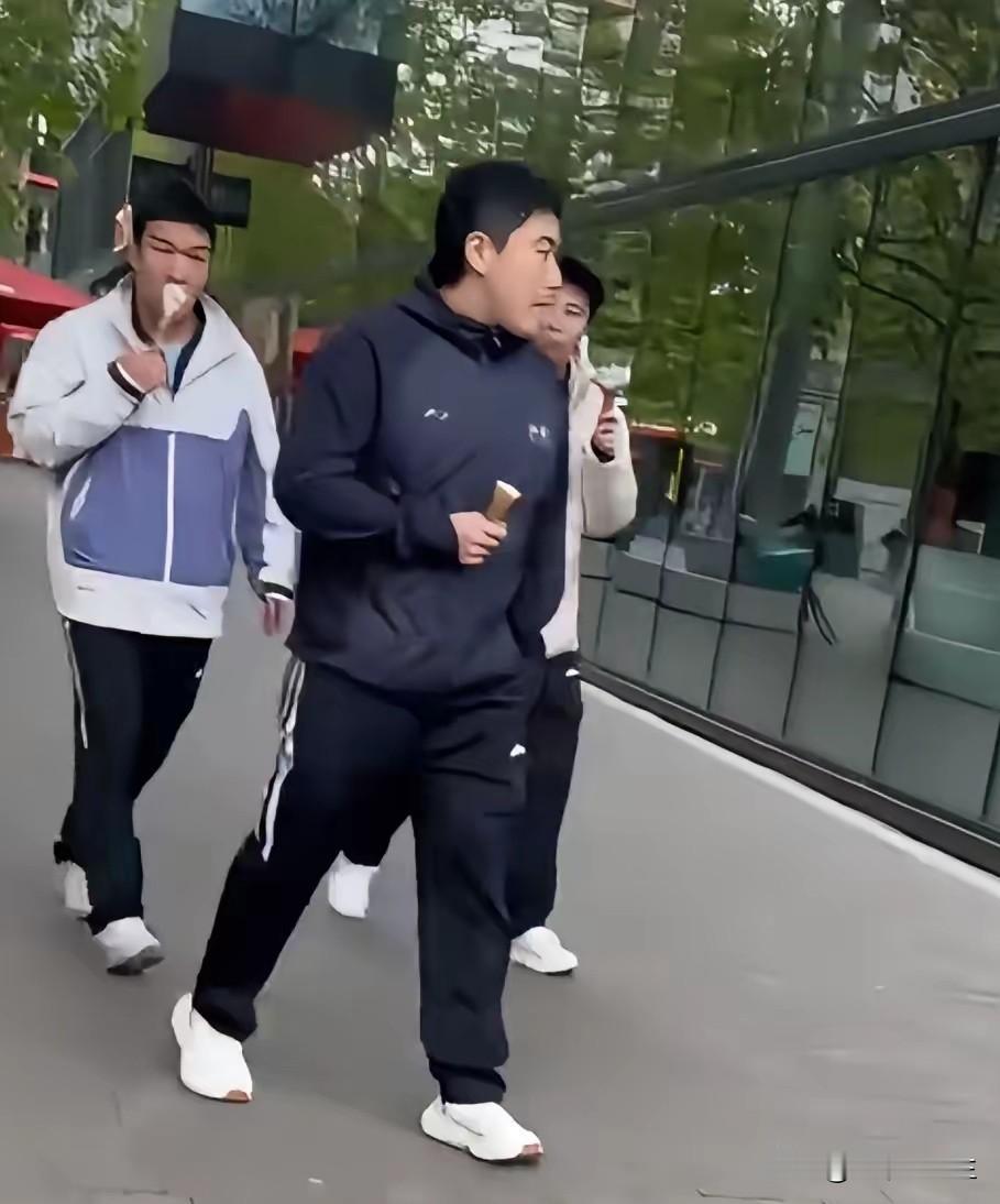 明天打韩国队，梁靖崑不上了吗？今天看到梁靖崑带着向鹏和蜜蜂狗在吃冰淇淋，要