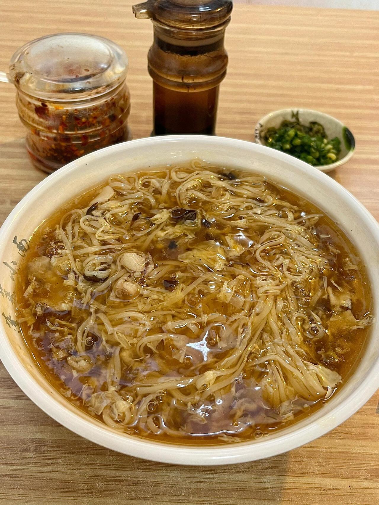 山东烟台，寻味老味道早餐攻略！烟台美食推荐：1、蓬莱小面｜烟台早餐王炸、灌浆