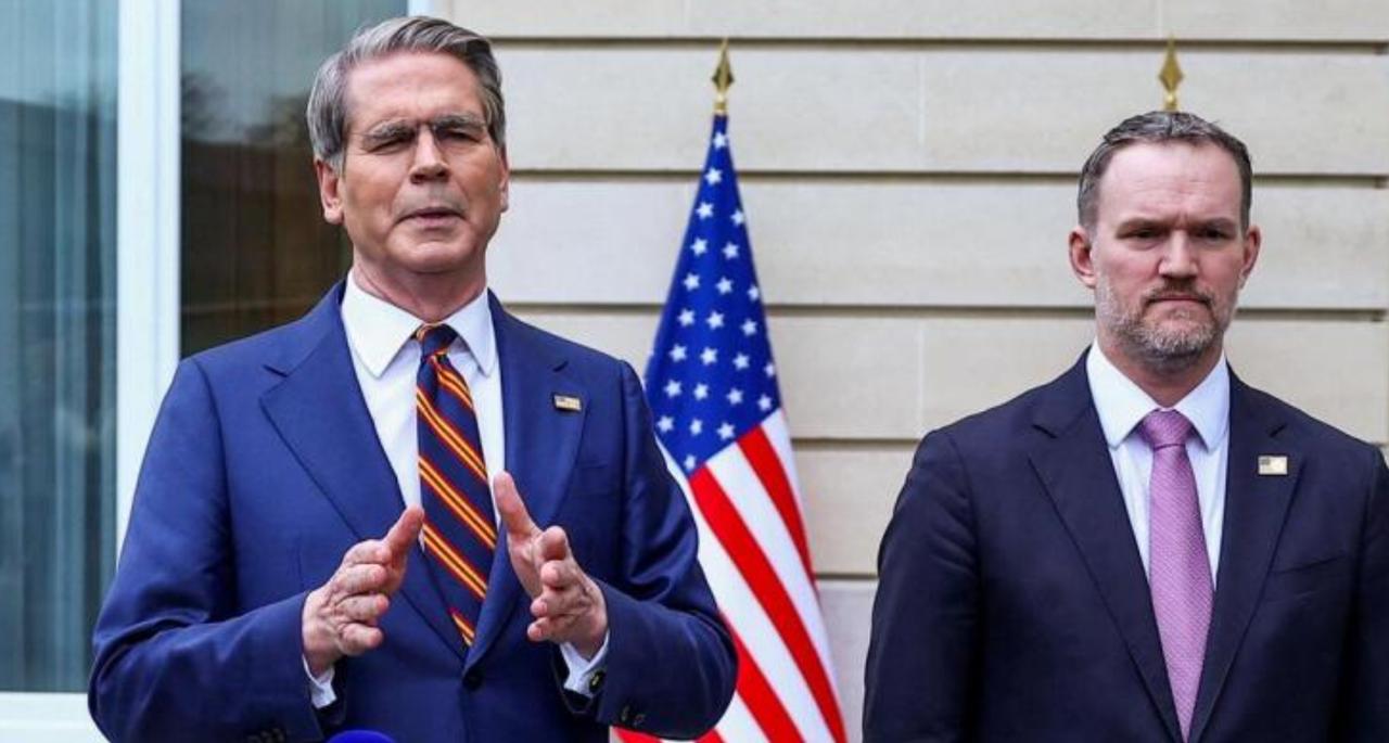 刚对中国示过好，特朗普就称要对中国的友国下手，他表示：我一定会拿下它。当地