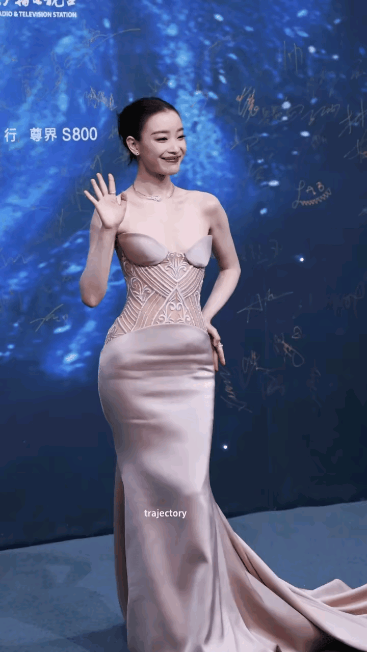 倪妮很美，晚礼服也很漂亮。但这件晚礼服不适合倪妮，完全没把她的优势衬托出来，还暴
