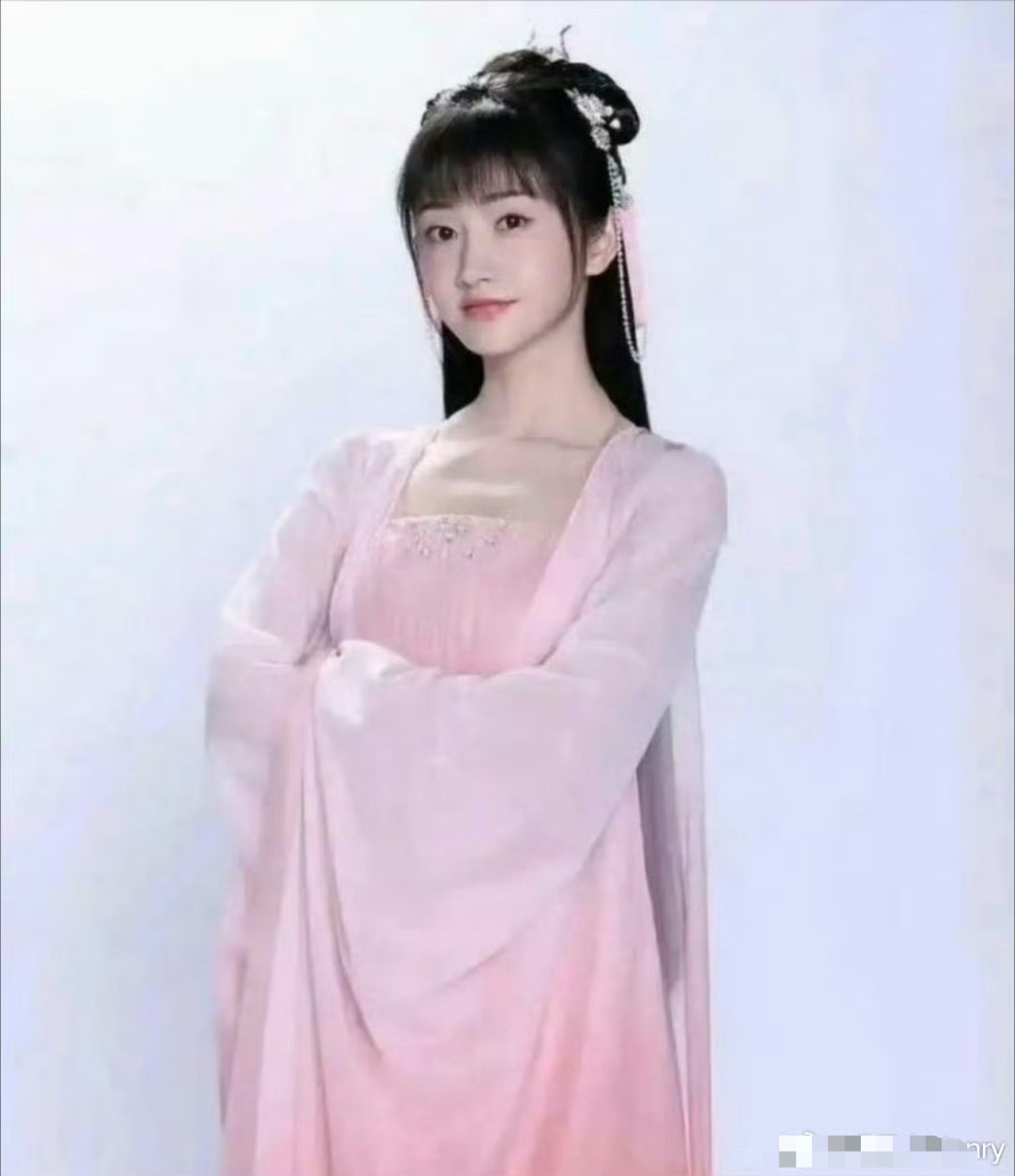 景甜和杨紫是真的有缘啊[笑着哭]青簪行想演女一，结果被杨紫拿了，沉香如屑一开