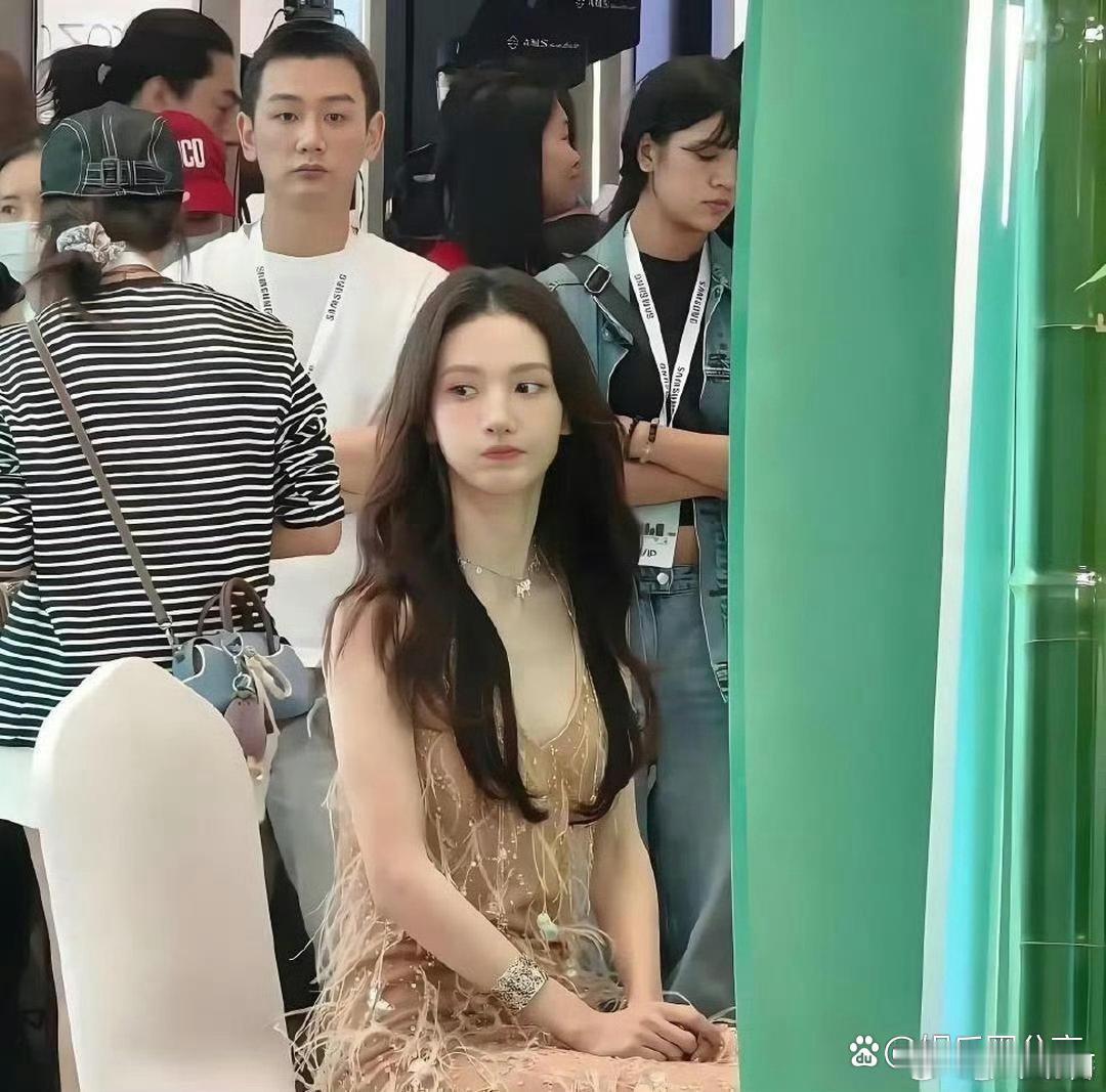 一眼竟没认出是金晨，反差感十足，褪去镜头滤镜，真人颜值更是惊艳出众。