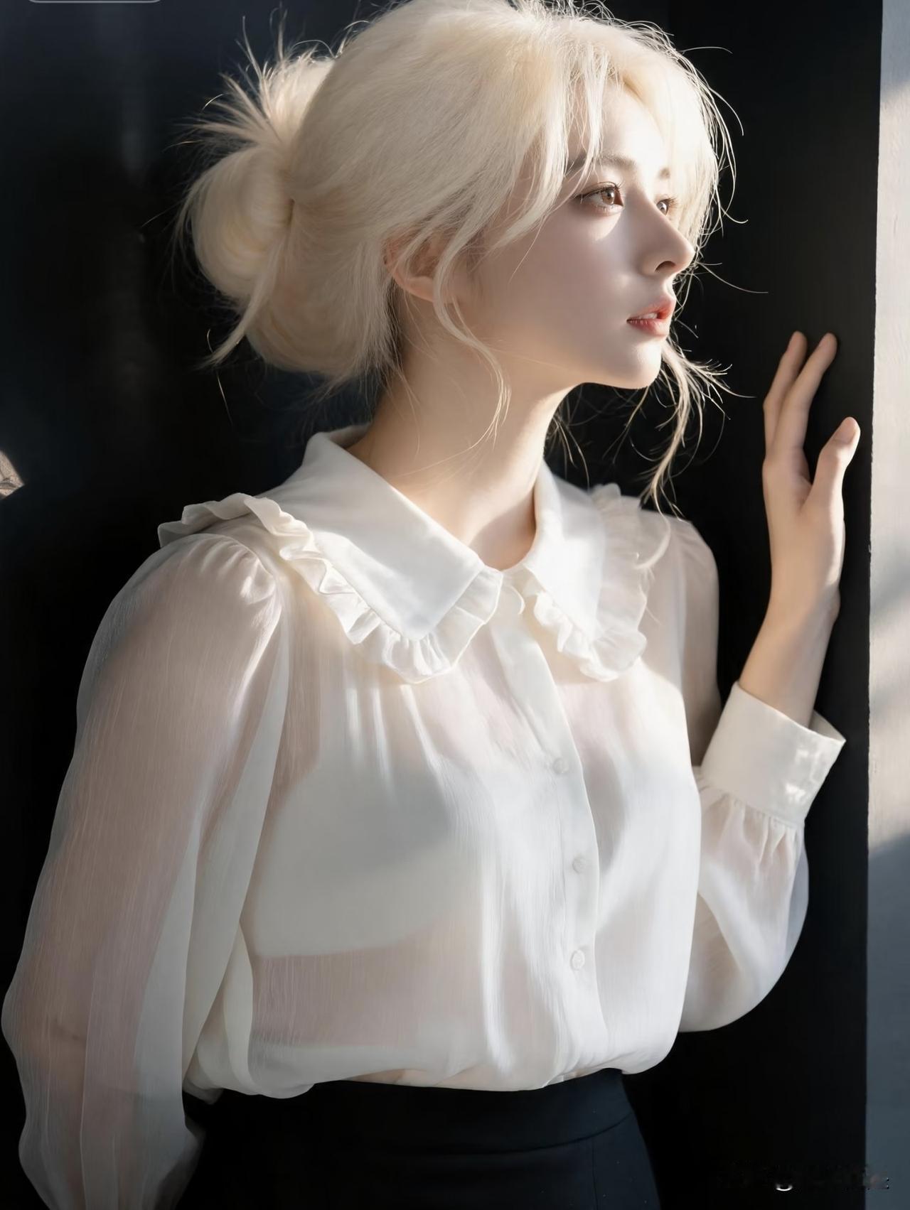 这位小姐姐穿着白色衬衫，靠在墙边，阳光洒在她的脸上，显得格外温柔。你看这位小姐姐