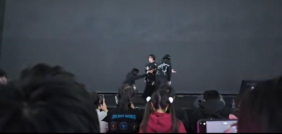 11月28日，日本歌手大槻真希上海演唱时被忽然叫停。组织者直接拉下电闸，演出被迫