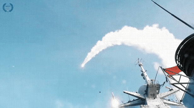 霸气！仿佛如来佛掌，灌顶击杀。中国海军当着几个国家的面，发射舰空导弹使用高抛弹道