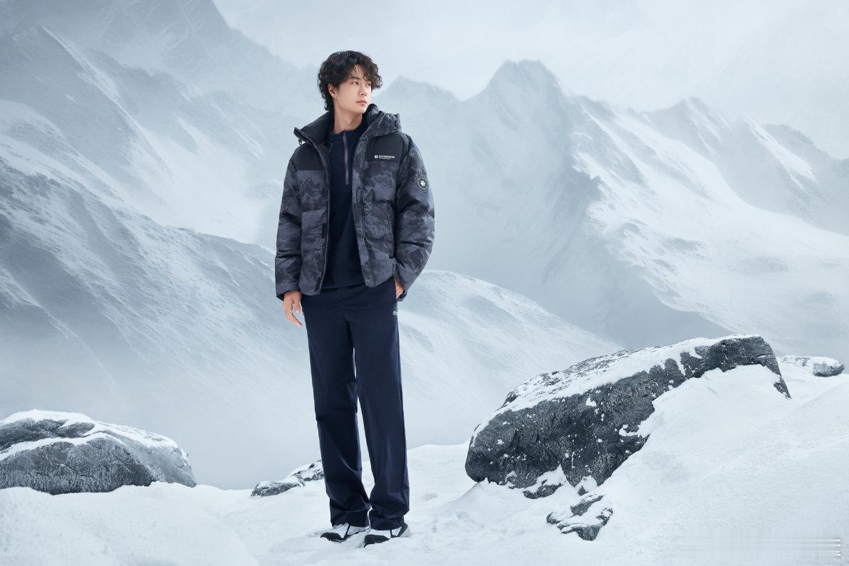 天冷了王一博有鸭鸭不怕冷冬日时尚风向标已被王一博稳稳拿捏！他身着多款羽绒服，瞬