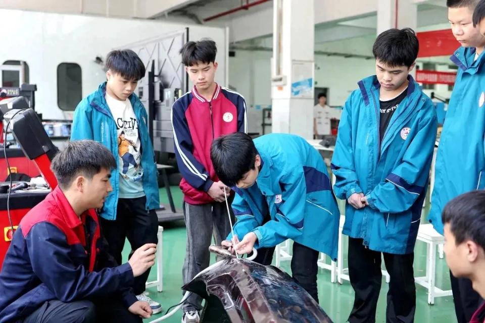 大专最大的骗局：读两年书，交三年学费。三年制大专，真正上课只有两年，第三年全