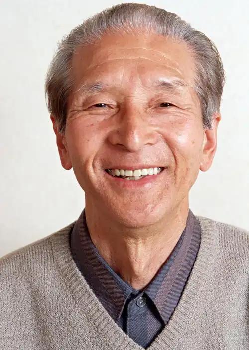 贵州大姐上山给妈扫墓，瞅见旁边荒坟长满野草顺手清理，擦开墓碑直接看愣。竟是19