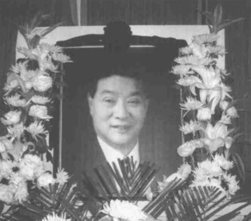1983年，戴晓钟与几位同事辞去公职，创办了精细化工研究所，并担任了所长。经过几