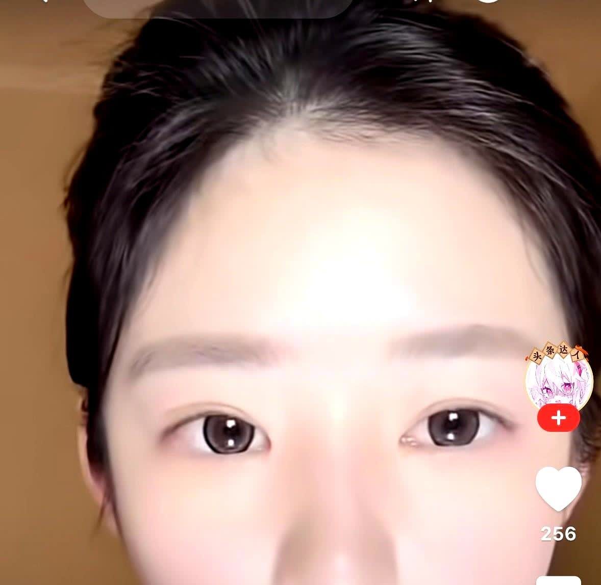 黄一鸣实际也挺卑微的，她说，“原来我也给王思聪发宝宝的照片，后来拉黑，他就再也没