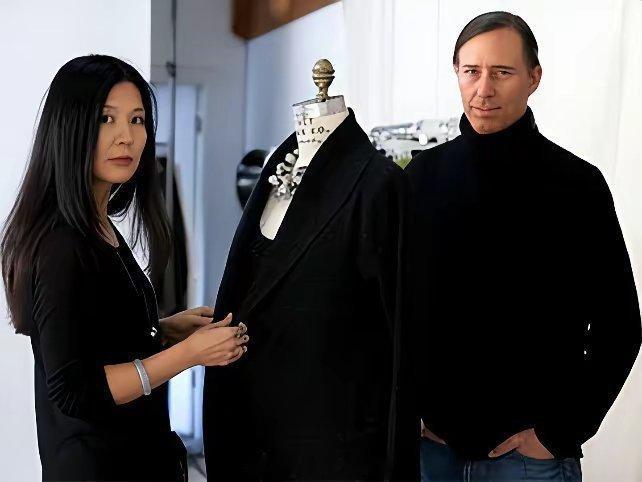 #美国CEO崩溃枪杀妻子后自杀#省流：美国女装品牌的CEO沃克，妻子米歇尔经营有方，家境富裕。女的韩