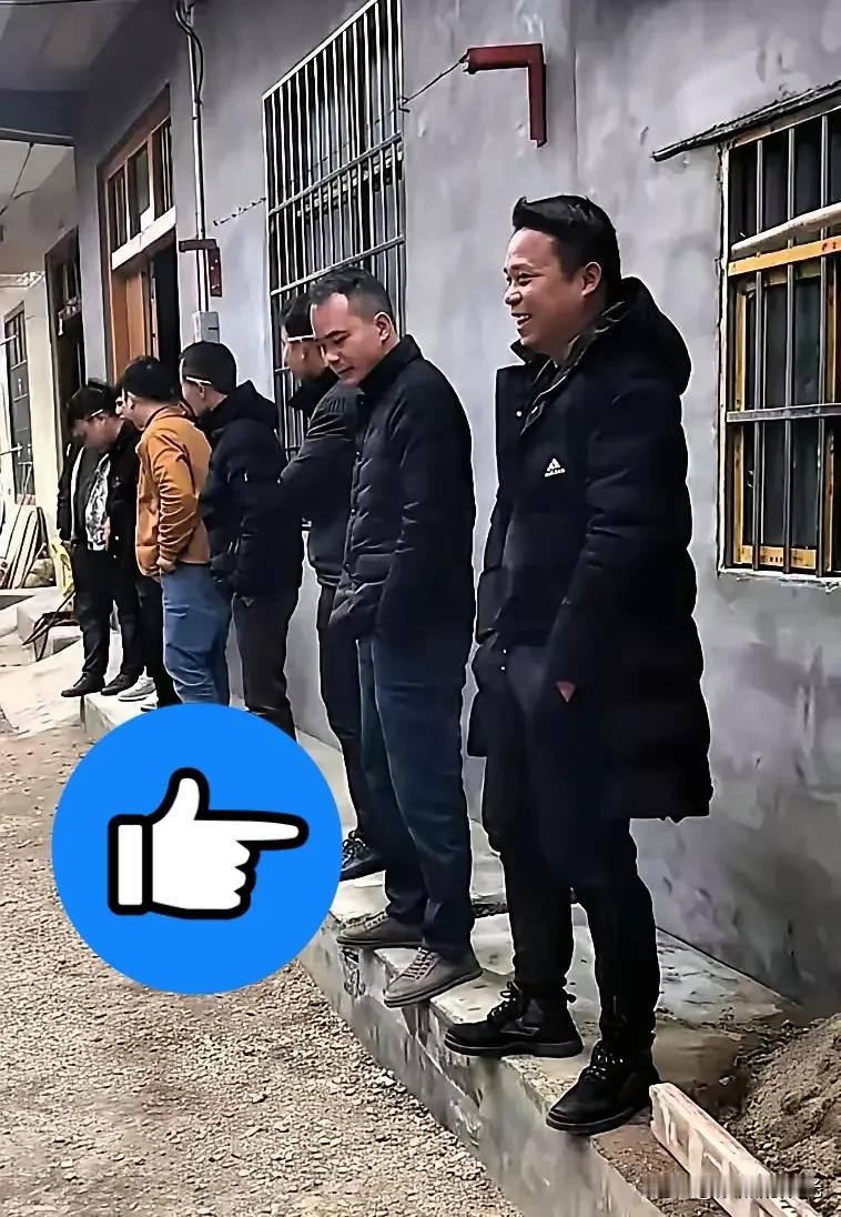 现在的农村光棍越来越多不仅仅是家里穷的，家里条件好的家里有三层楼的，家里