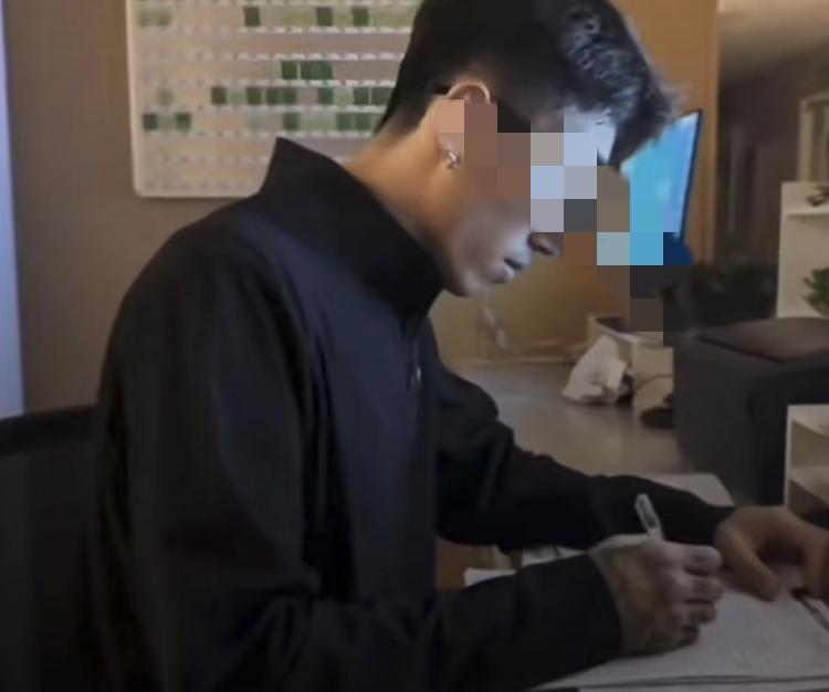 真是脑子有问题，青岛，一护士上夜班时，在网上发视频“炫耀”，她的花臂男友陪她值夜