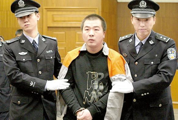 2009年，北京大兴有个开饭馆的李磊，溜达回家后转身对家人做出了一系列令人匪夷所