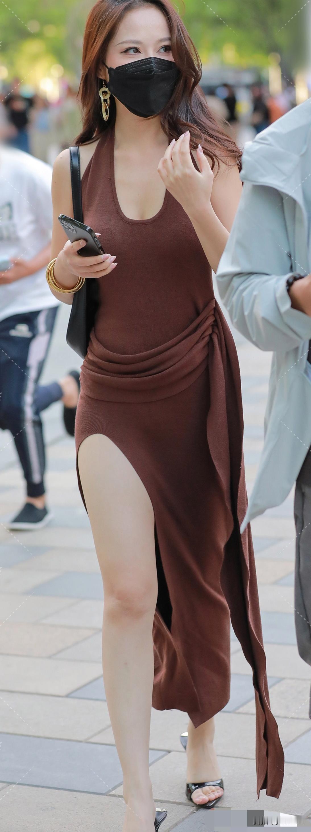 都市时尚穿搭指南：优雅棕色连衣裙搭配黑色口罩，尽显现代都市女性魅力。