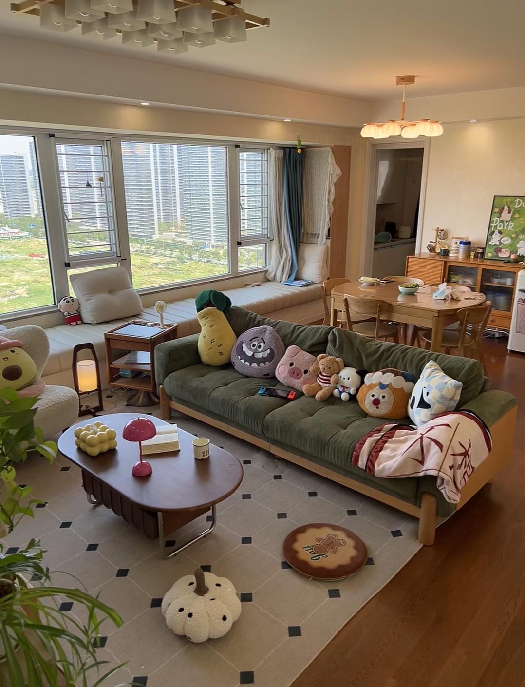 儿子随爸姓，女儿随妈姓，姥爷直接砸两套150平大房子，还天天贴身接送。反观外孙，