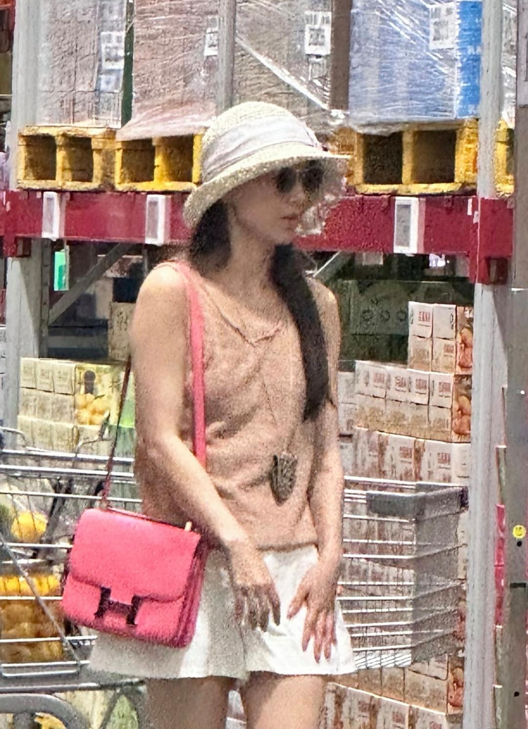 黄圣依逛山姆超市被偶遇，她真人非常瘦，两条腿好细，穿衣打扮非常少女，离婚后状态越