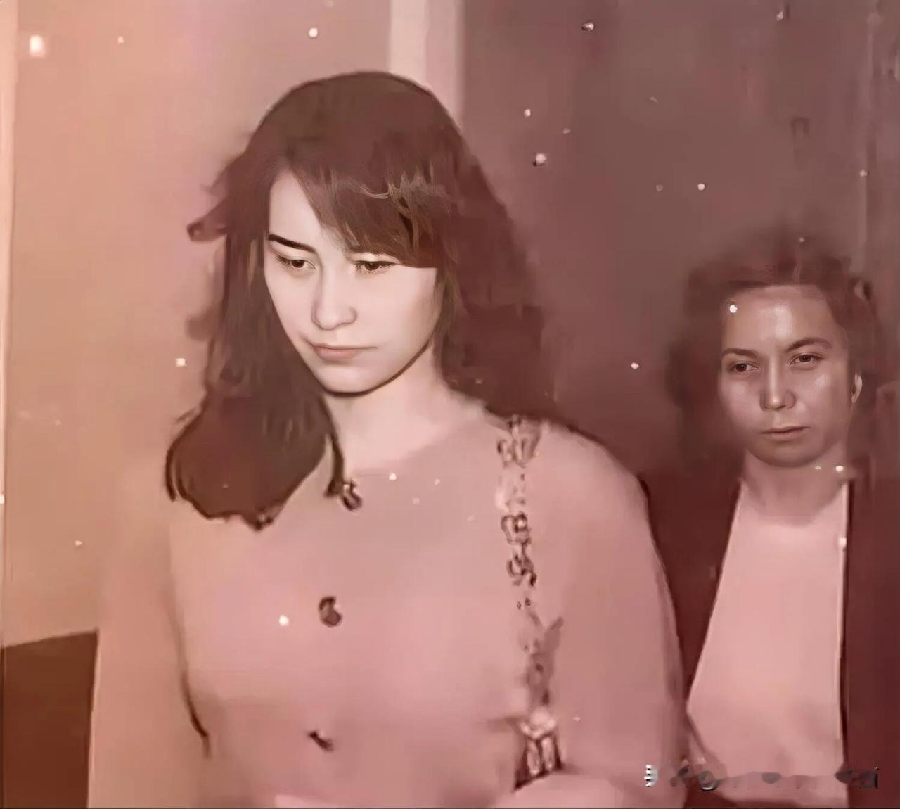 九十年代的何超琼，留着长头发，虽然第一眼看上去没有那么的惊艳，但是这骨子里的气质