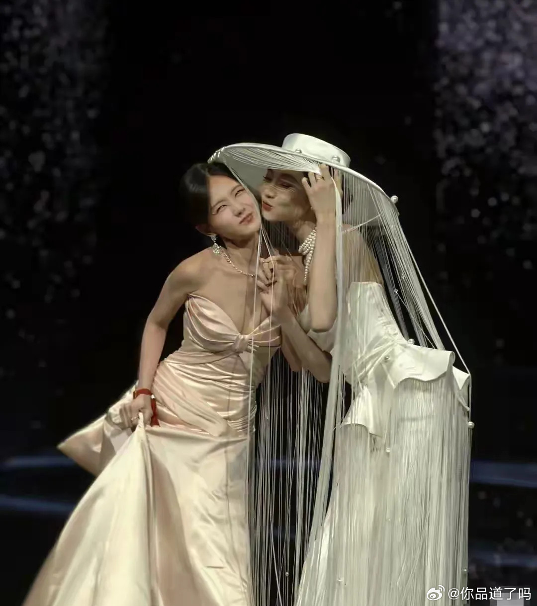 李一桐这格局真的绝了！一般女明星看到张艺凡这种又惊艳、身材又高挑的，估计都想尽量