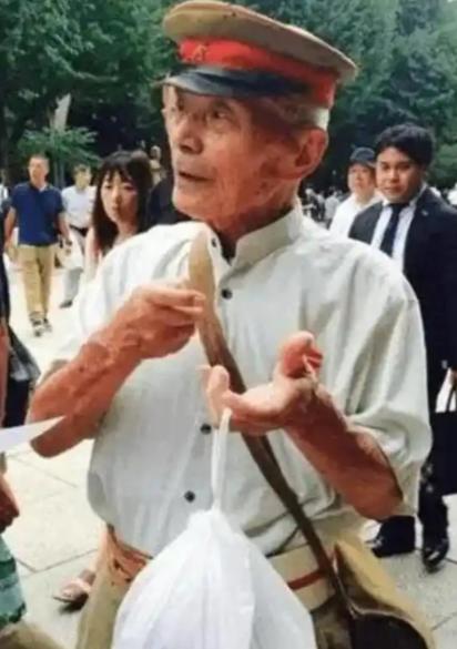 一位日本老兵，对着镜头说：如果中日再开战，我还想去。记者追问他为什么理直气壮。可