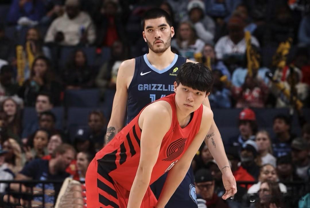 难堪大用？杨瀚森演砸了生涯首次首发！之前说开拓者主教练不给上场时间，无法证明自