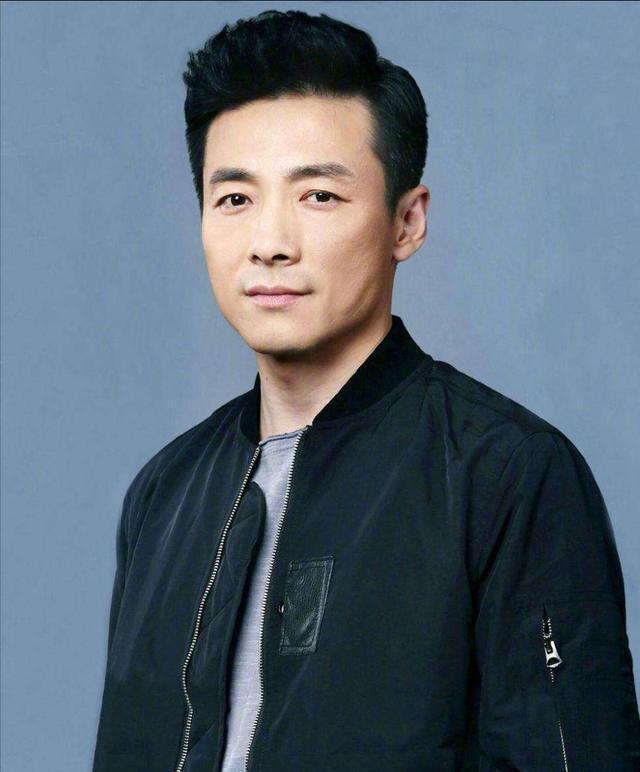 演员祖峰说：“我年轻时在南京汽车制造厂干了四年技工，每天和机器零件打交道。那时候