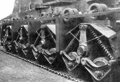 这张照片聚焦的是苏联T-35A坦克的行走装置，作为二战前及二战初期的传奇坦克，它