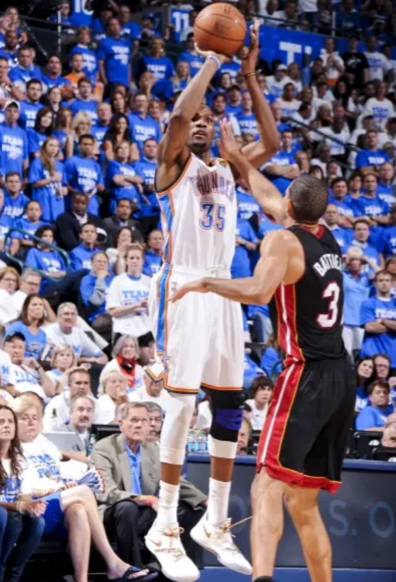 前NBA防守悍将肖恩巴蒂尔，最近在播客节目里直接把杜兰特的恐怖统治力给说透了！