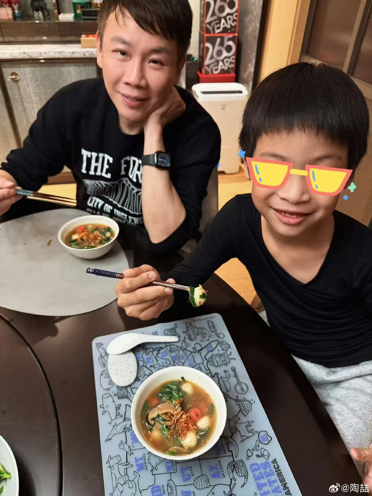 陶喆元宵节晒幸福！小18岁老婆给父子俩做了咸味的汤圆[捂脸哭][捂脸哭]第一次晒儿