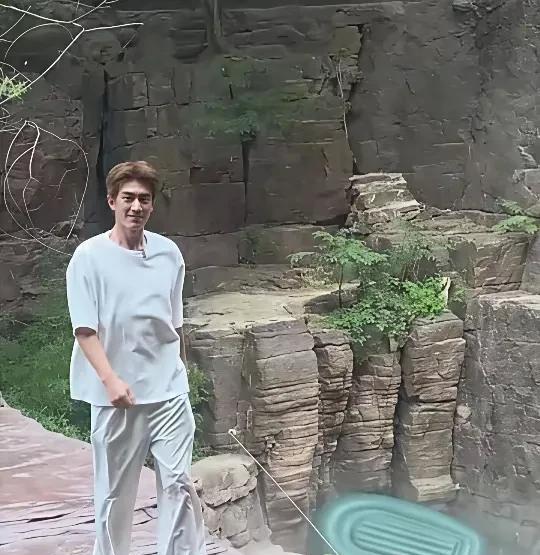 林更新云台山之行，真是悠然自在。林更新真得又瘦又高，看起来虽然帅气，但是很沉稳
