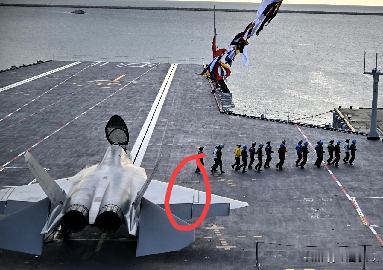 歼35，原来机翼可以折叠呀，为啥不展示呢？此次，福建舰入列，歼35所有视角照