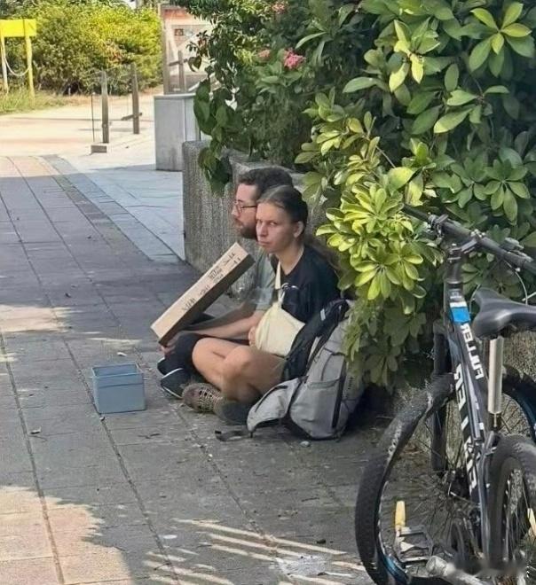 你会同情这样的老外吗？