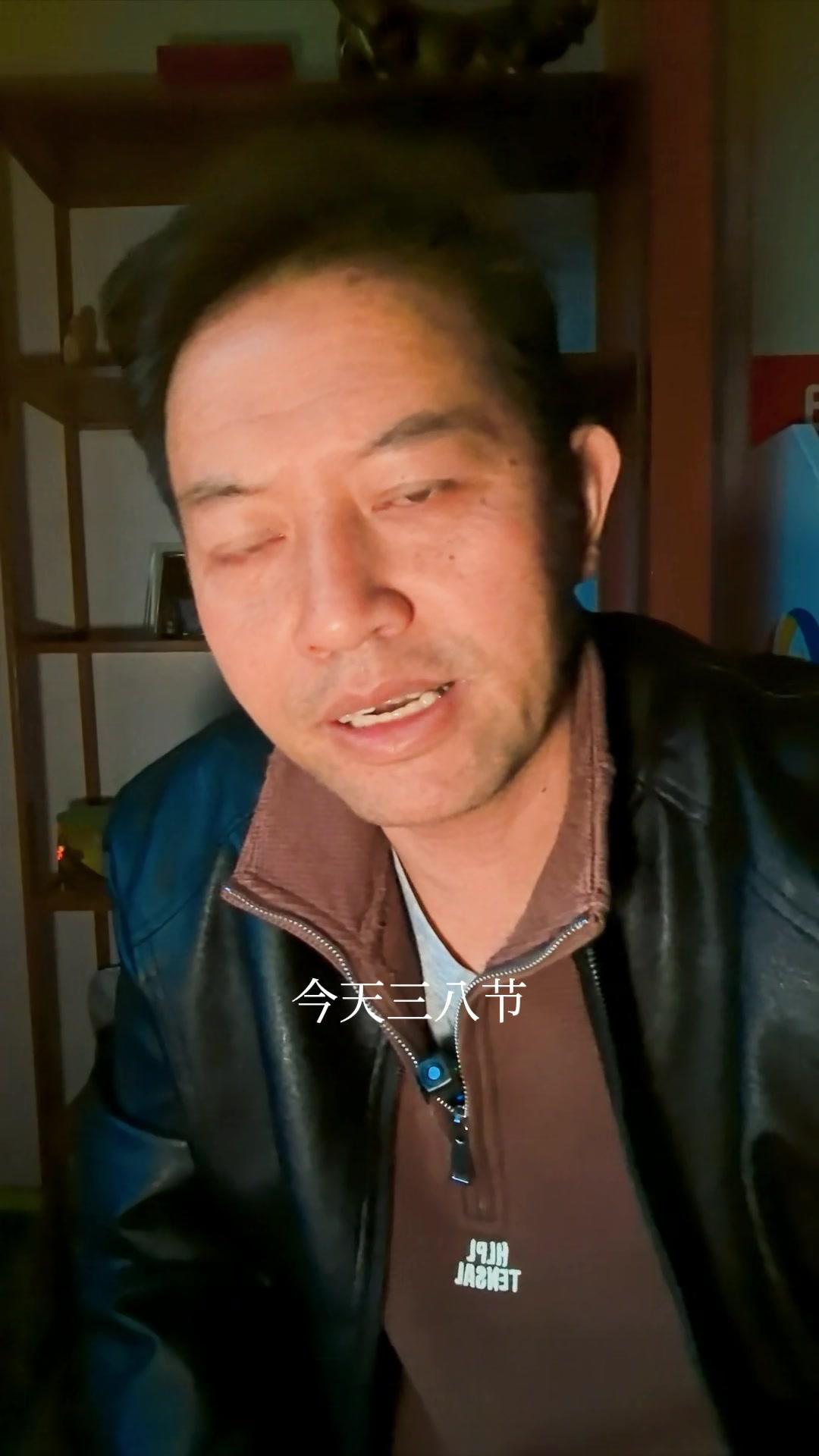 几个烟友集体戒烟了，其中一位已经坚持两周，我也戒了一周多。每天早上都要逗逗他，问