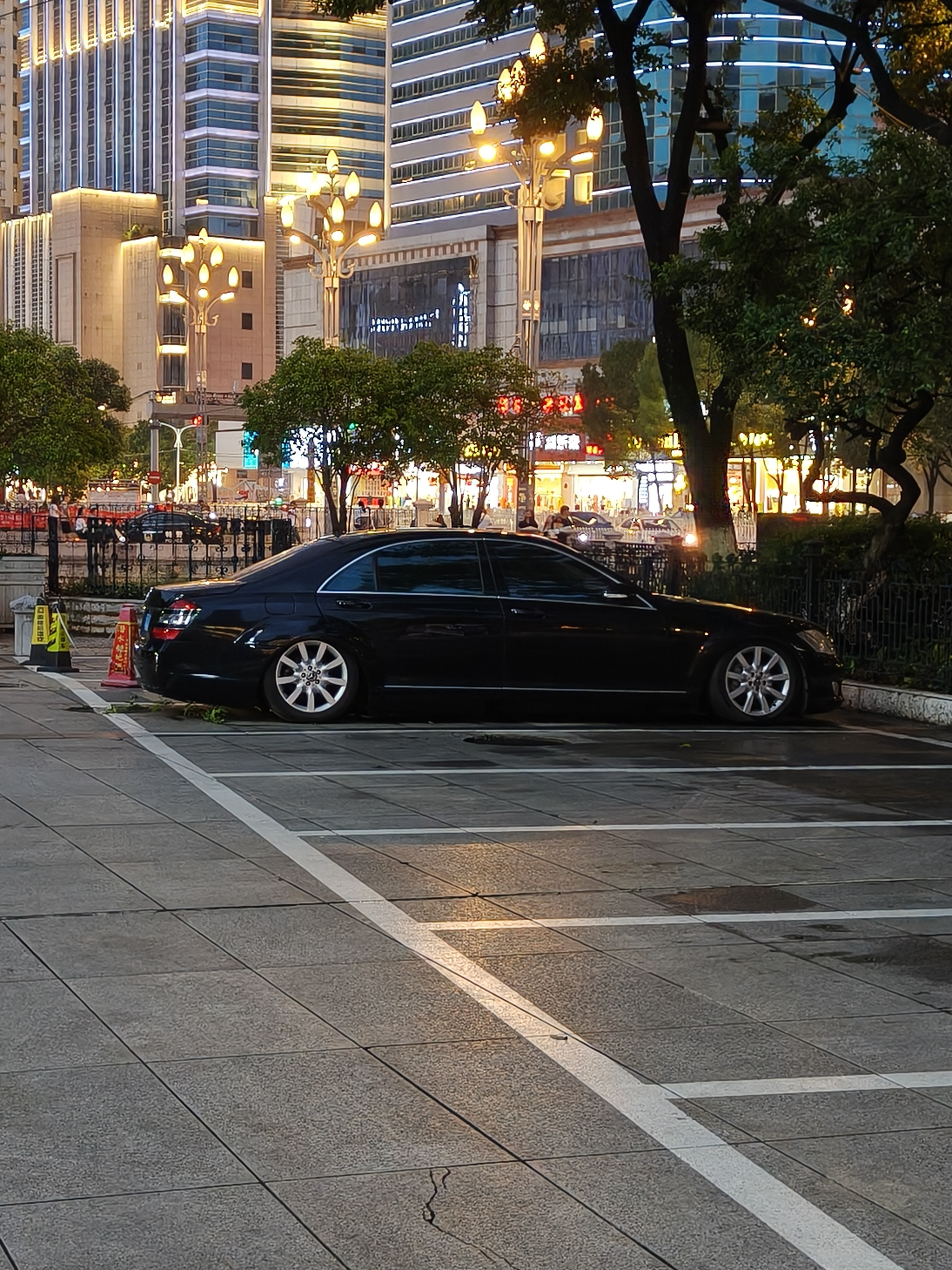 频繁暴雨的天气，W221S500太帅了，趴了我都这么帅
