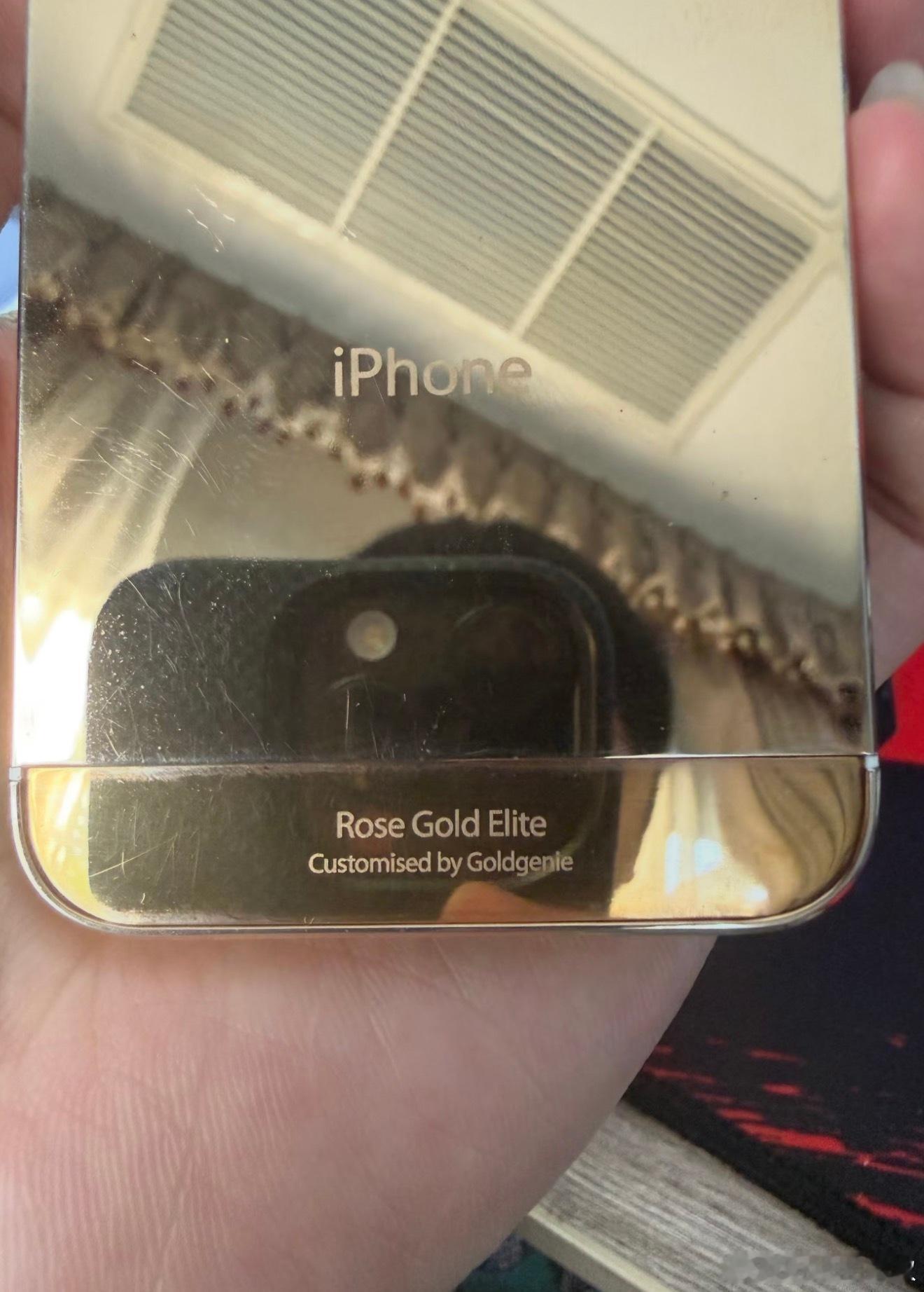 这一段时间黄金的行情不是特别好嘛，有人挂出了8年前买的24K版iPhone5s