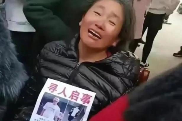 2004年，福建女大学生蔡伟娟在学校里离奇失踪，从此杳无音信。富商父亲蔡瑞兴安稳