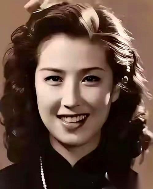 她老公死了,别人告诉她,她就冷冷回了四个字:死了也好。就这四个字,比一万句咒骂