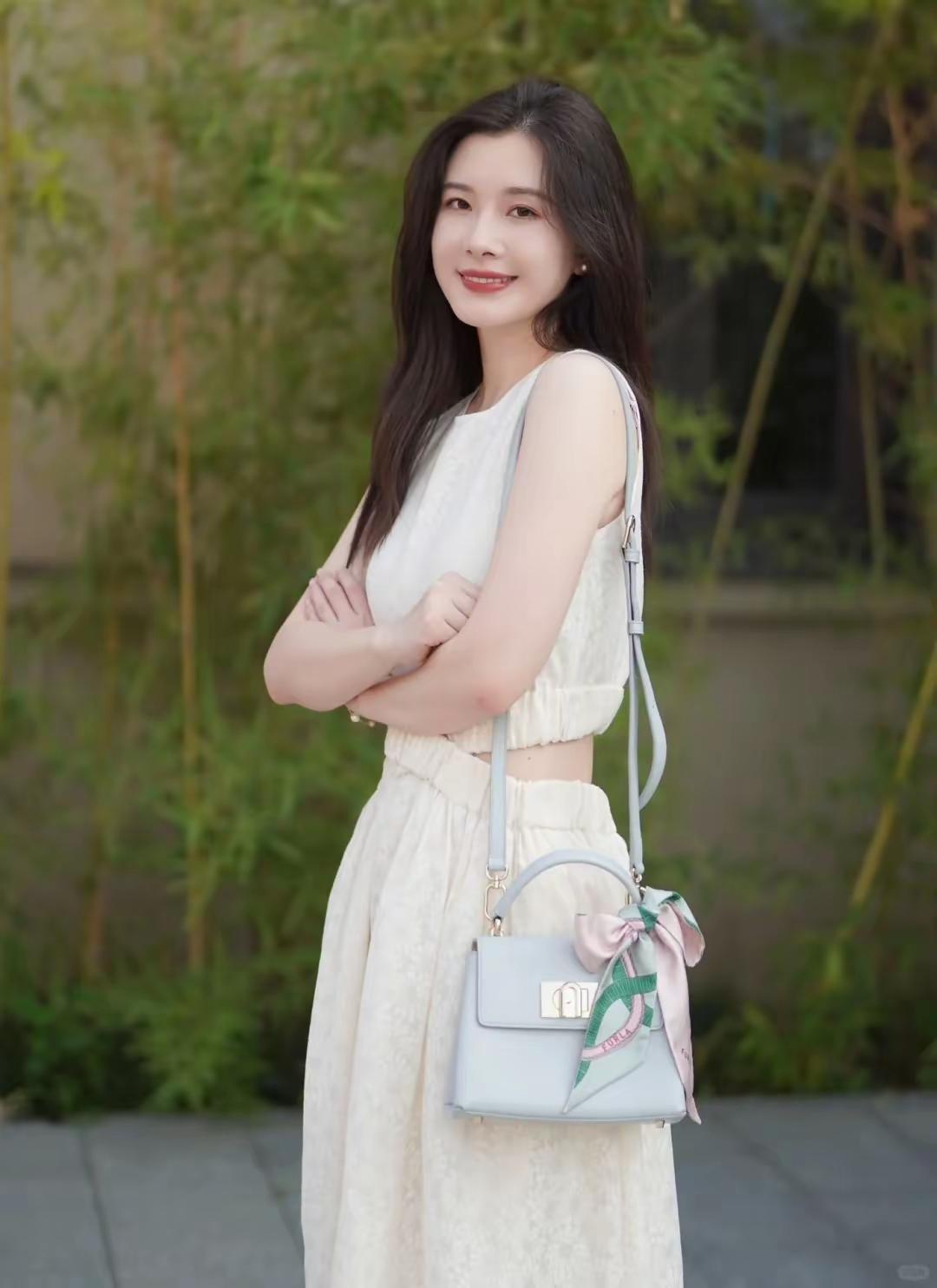清新夏日穿搭，白色连衣裙搭配淡粉色包包，元气满满！🌞👗👜