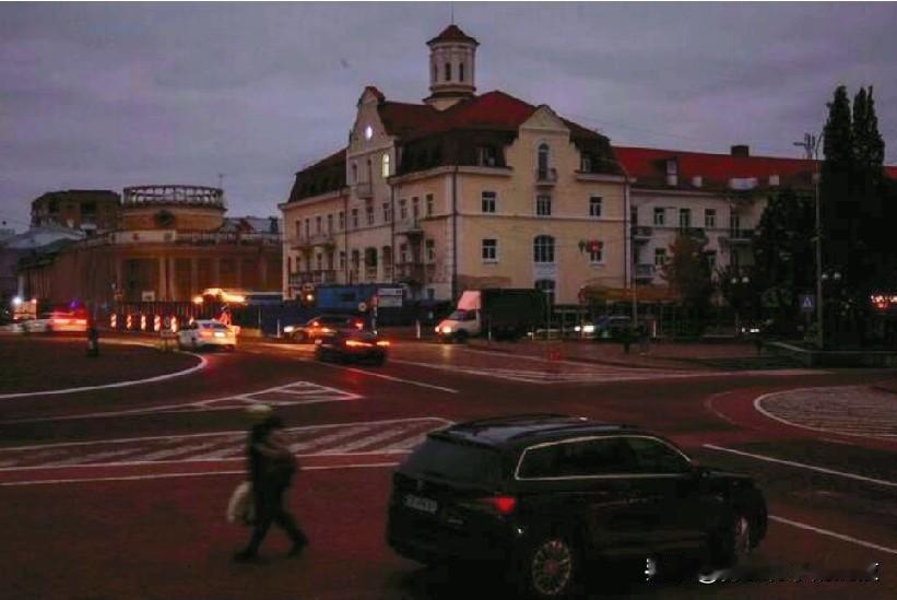 俄罗斯称乌克兰无人机袭击破坏俄罗斯Tuapse港口引发火灾。路透社-图阿普