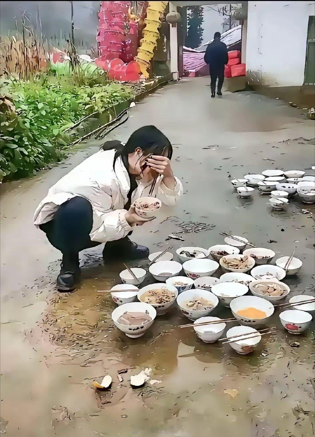 没见这样的。再怎么穷，吃饭摆桌还是有必要的。