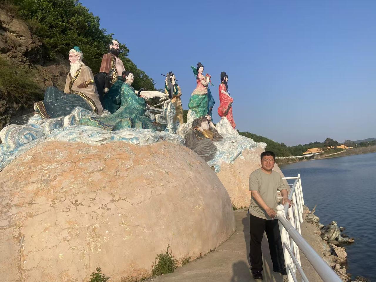 来到一处景点，诗兴大发，于是赋诗一首：天是蓝的，水是淡的，和八仙合影，没