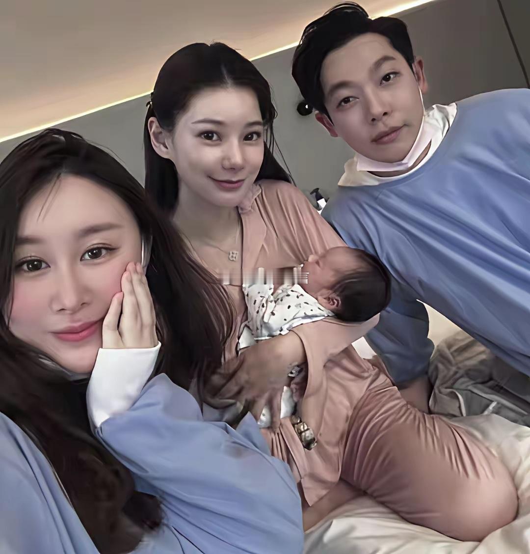 朋友探视要穿隔离服，奶瓶却随手扔床上？20多天的孩子就让坐着，第一次见这样抱婴儿