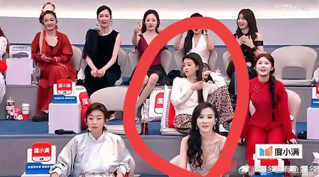 看了孙怡的坐姿才明白她为什么会离婚并不是爱的不够“浪姐”孙怡脚踩台子上的照片，一