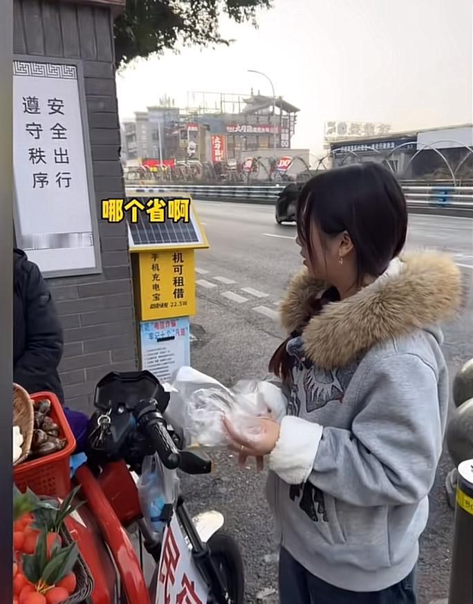 韩国博主在中国旅游，与水果摊主聊天把国籍都聊没了摊主：你是哪里人博主：韩国人