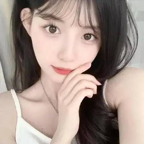 少女感十足，红唇与白衣的完美搭配，让人心动不已。白裙少女感黑发红唇女神红唇美