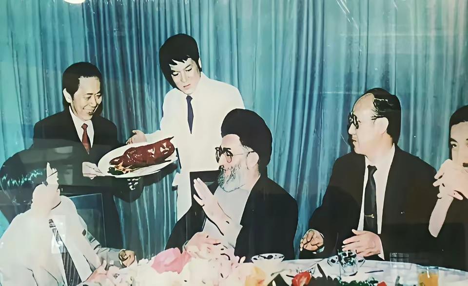 1989年，当时担任伊朗总统的哈梅内伊在访华时在北京全聚德吃烤鸭。网友疑问，全
