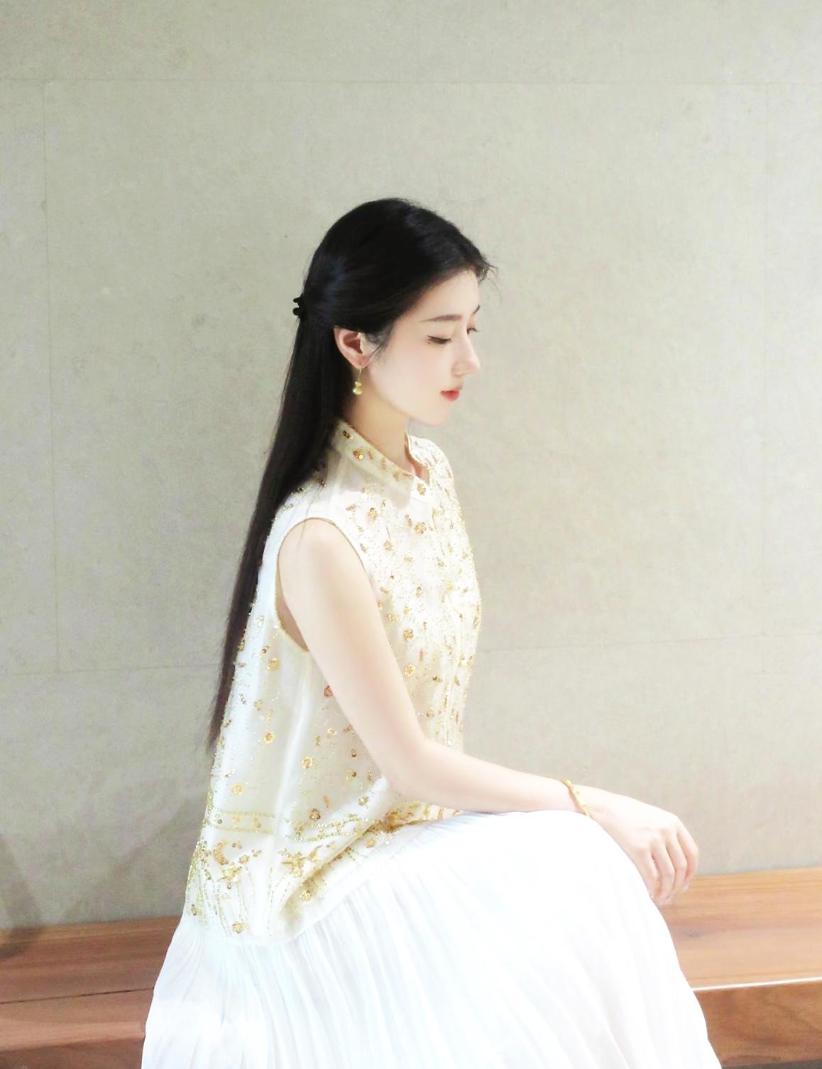 弘一法师说：“少吃，多睡，不要和任何人走的太近。闲事少管，热闹离远，这才是最好
