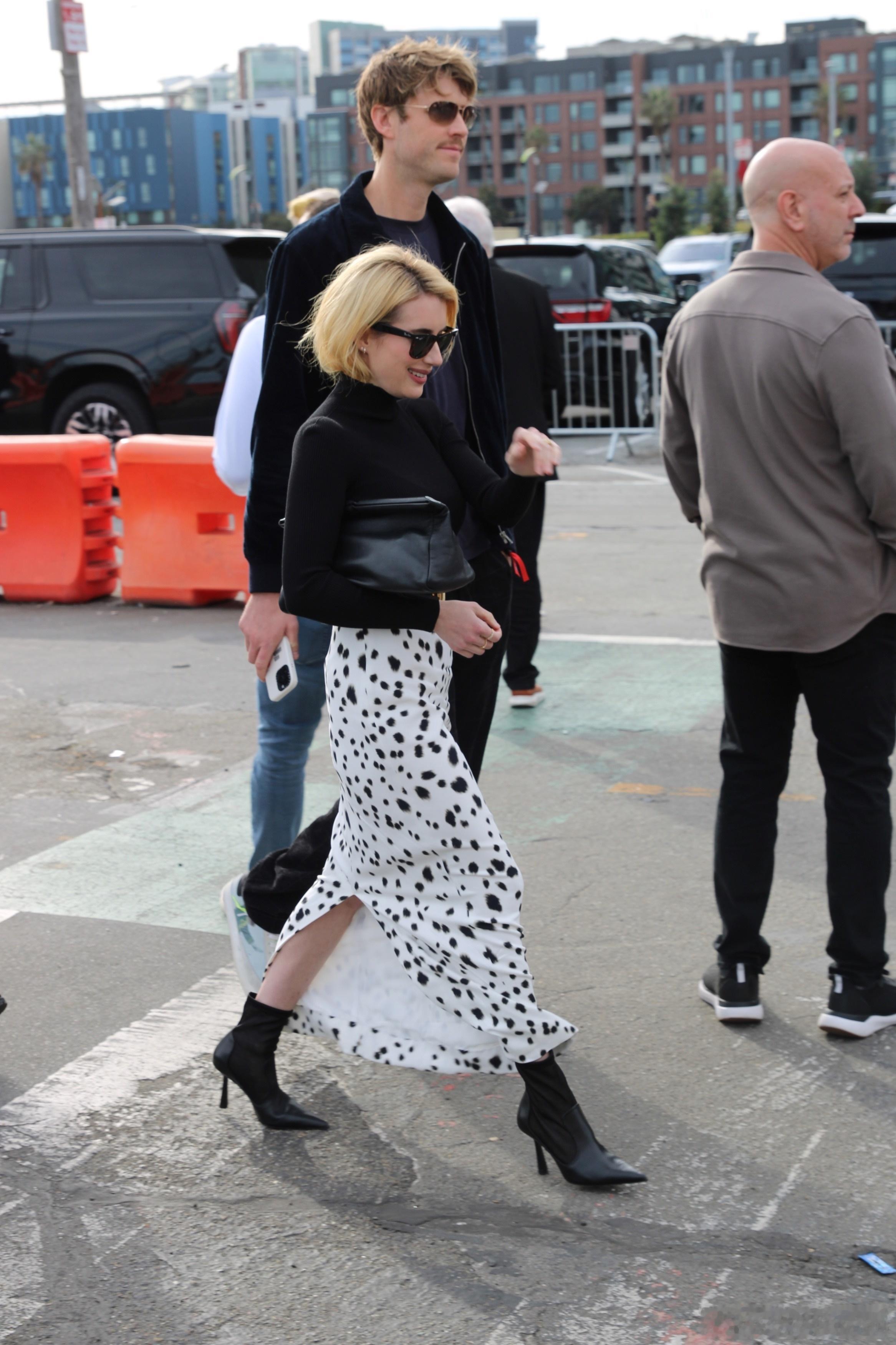 EmmaRoberts艾玛罗伯茨和未婚夫CodyJohn在旧金山外出，两人一