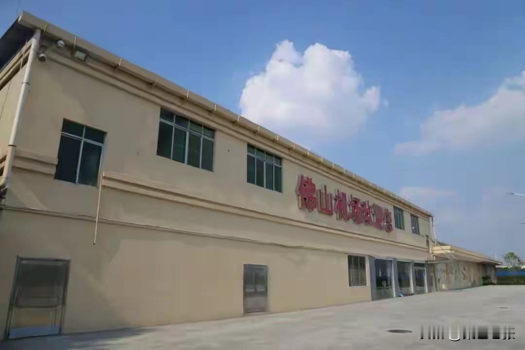 中国“最朴素机场”：铁链锁门，机票低至8元，军民合用当国际机场都追求“高大上”