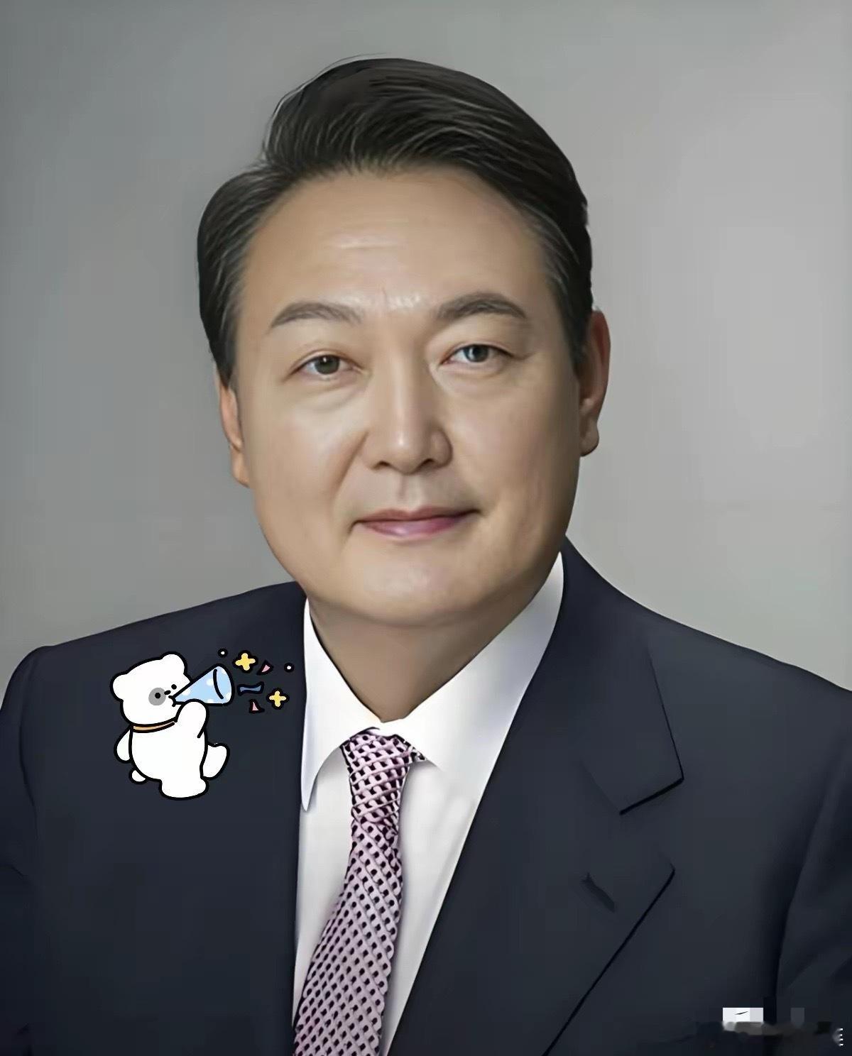 央视这回真是把底裤都给扒下来了，看得人后背发凉。韩国那个尹锡悦，居然真的为了搞戒